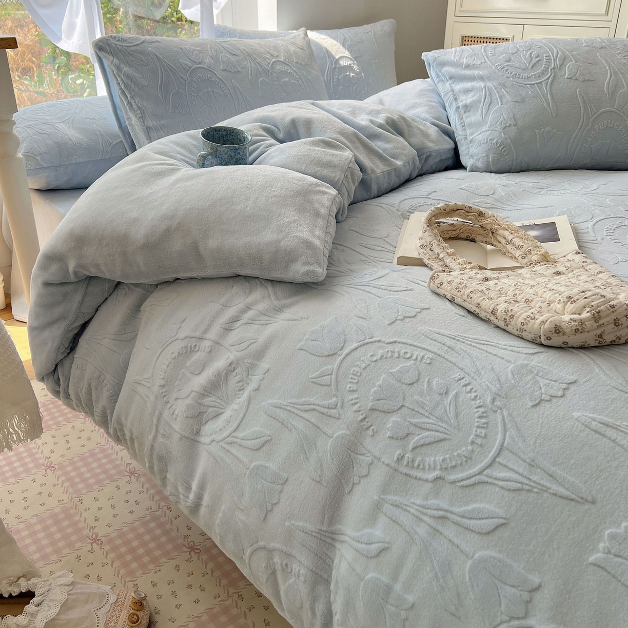 91家纺网 家纺一手货源 找家纺 六巷胡同 2025新款INS博主风郁金香立体A类全消光雕花牛奶绒四件套 郁金香蜜语-蓝