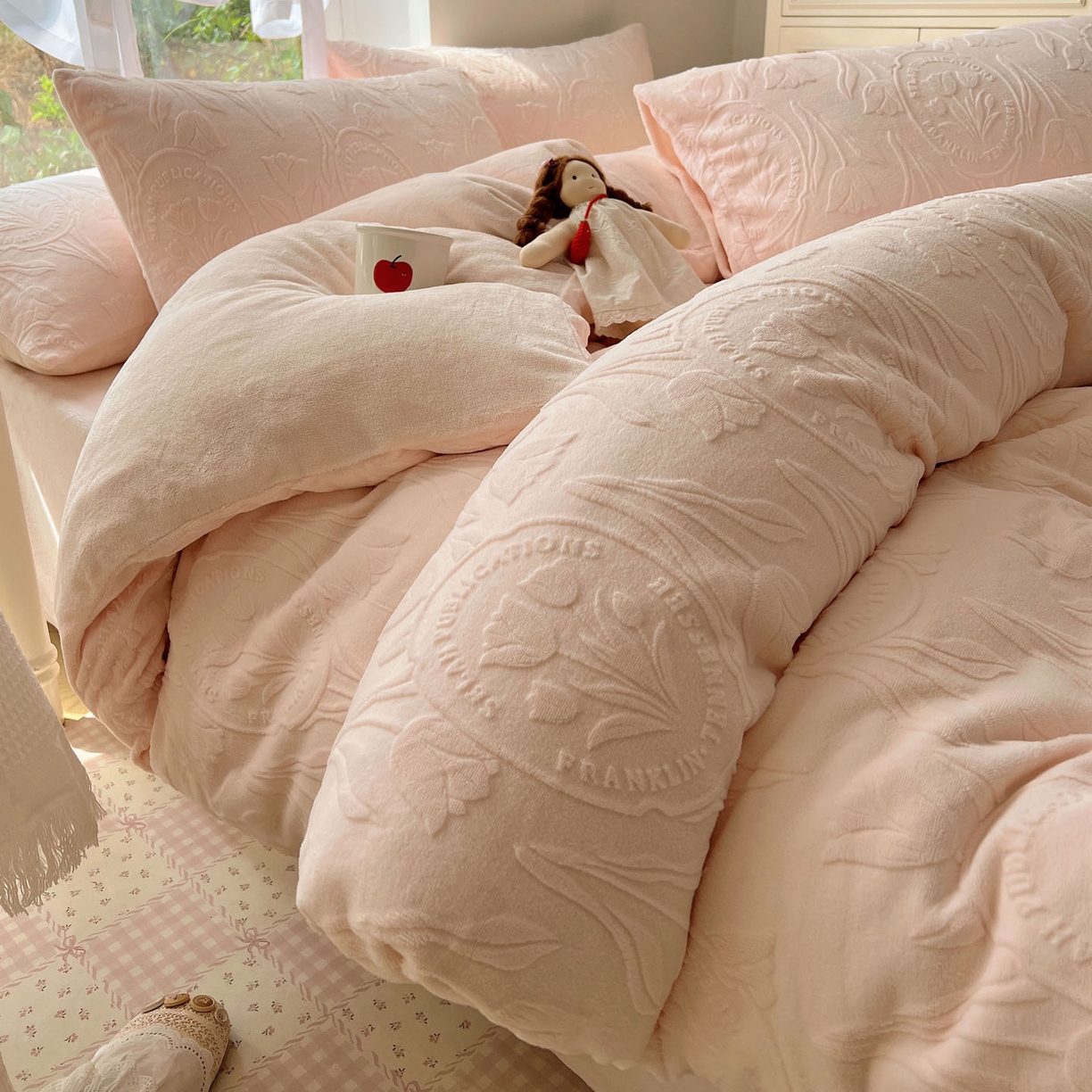 91家纺网 家纺一手货源 找家纺 六巷胡同 2025新款INS博主风郁金香立体A类全消光雕花牛奶绒四件套 郁金香蜜语-粉