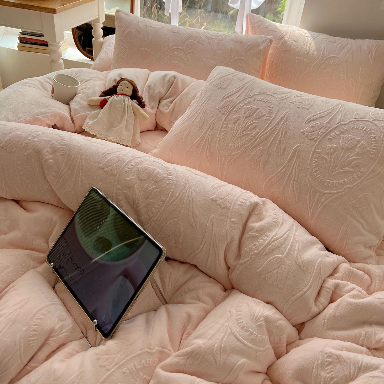 91家纺网 家纺一手货源 找家纺 六巷胡同 2025新款INS博主风郁金香立体A类全消光雕花牛奶绒四件套 郁金香蜜语-粉