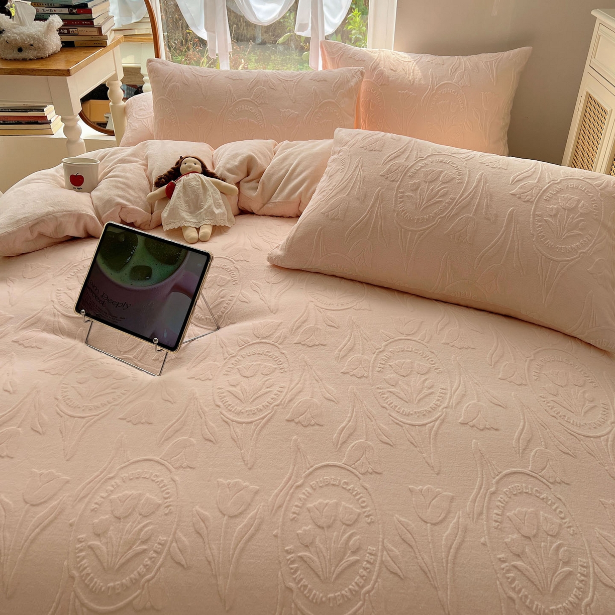 91家纺网 家纺一手货源 找家纺 六巷胡同 2025新款INS博主风郁金香立体A类全消光雕花牛奶绒四件套 郁金香蜜语-粉