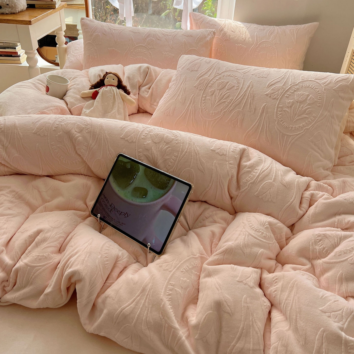 91家纺网 家纺一手货源 找家纺 六巷胡同 2025新款INS博主风郁金香立体A类全消光雕花牛奶绒四件套 郁金香蜜语-粉