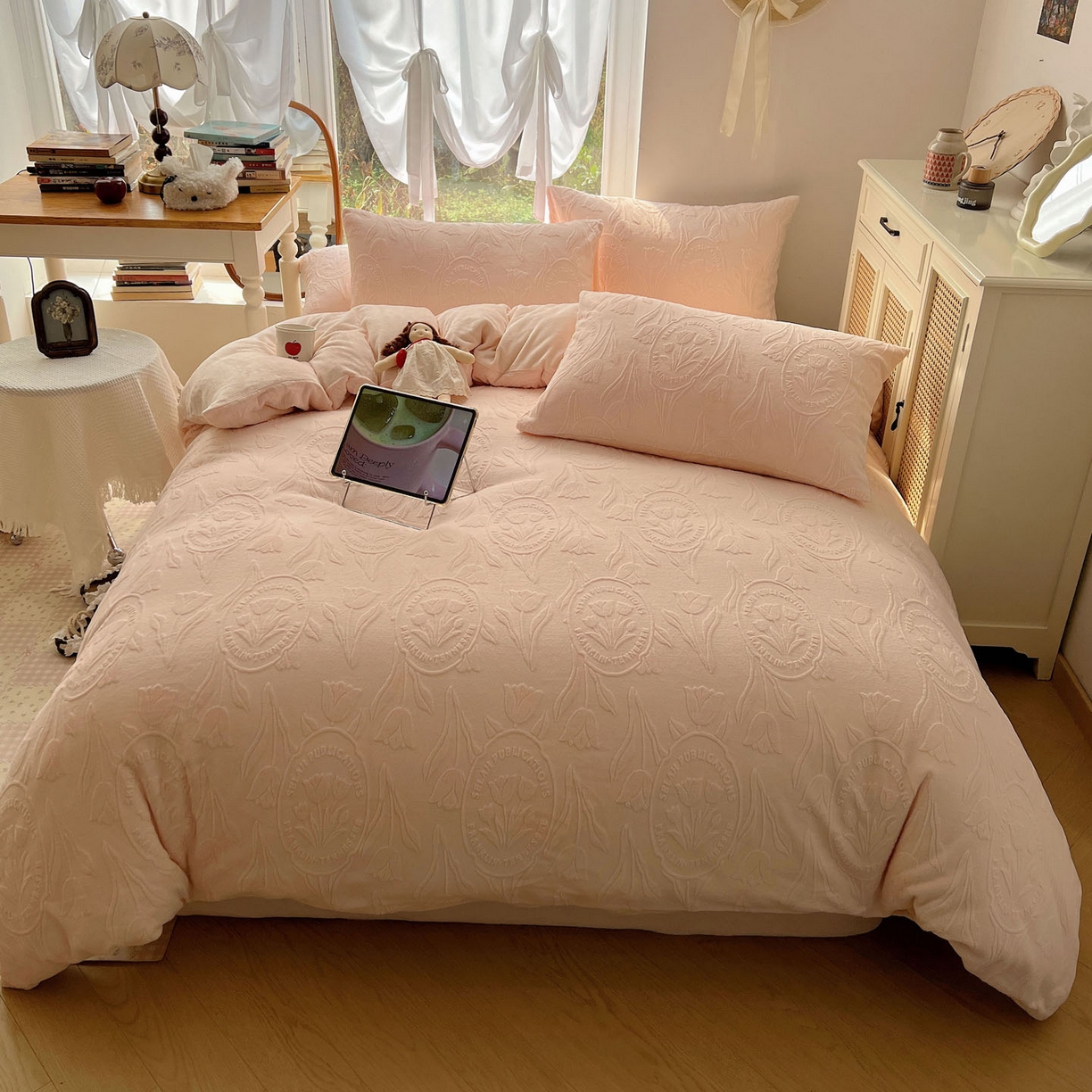 91家纺网 家纺一手货源 找家纺 六巷胡同 2025新款INS博主风郁金香立体A类全消光雕花牛奶绒四件套 郁金香蜜语-粉