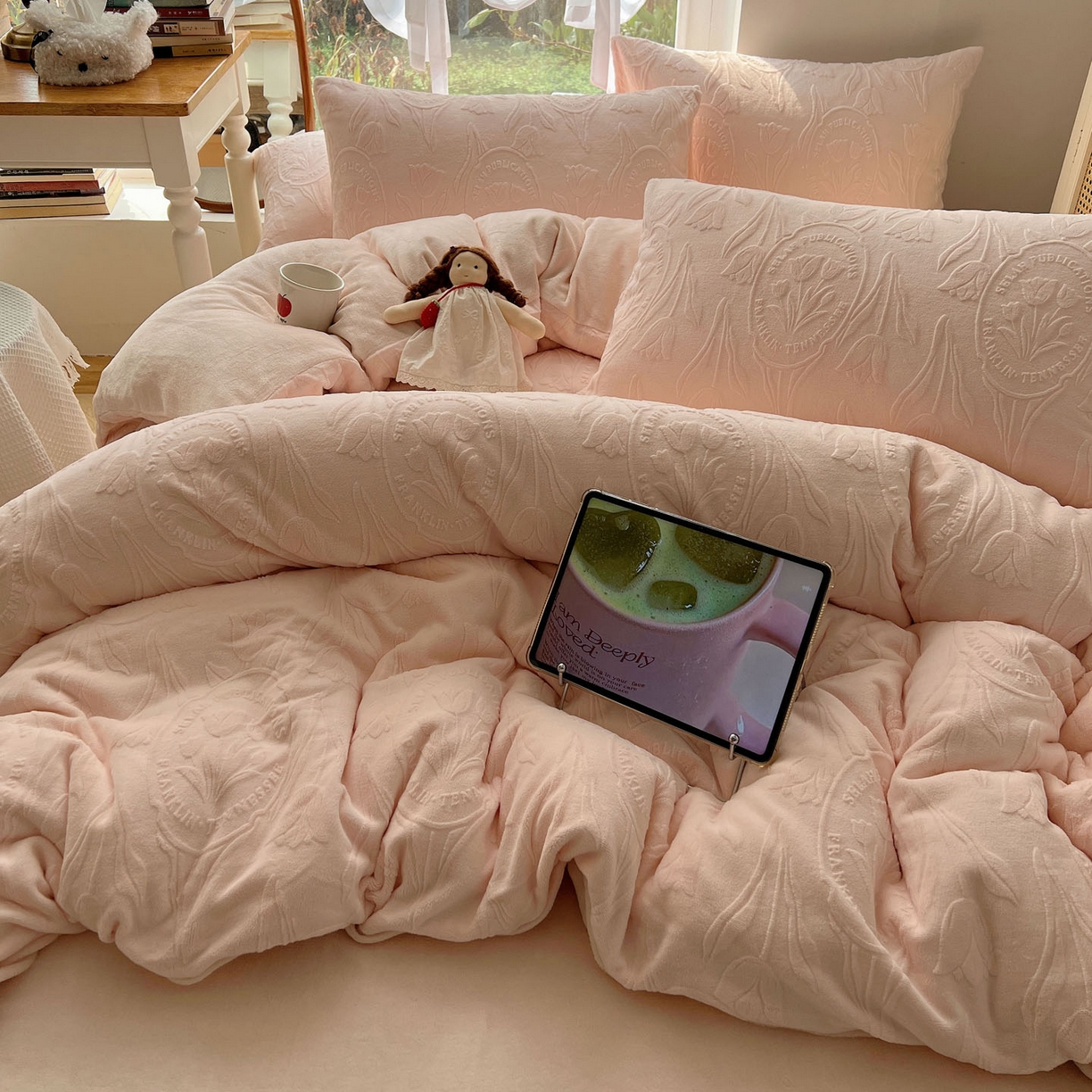 91家纺网 家纺一手货源 找家纺 六巷胡同 2025新款INS博主风郁金香立体A类全消光雕花牛奶绒四件套 郁金香蜜语-粉