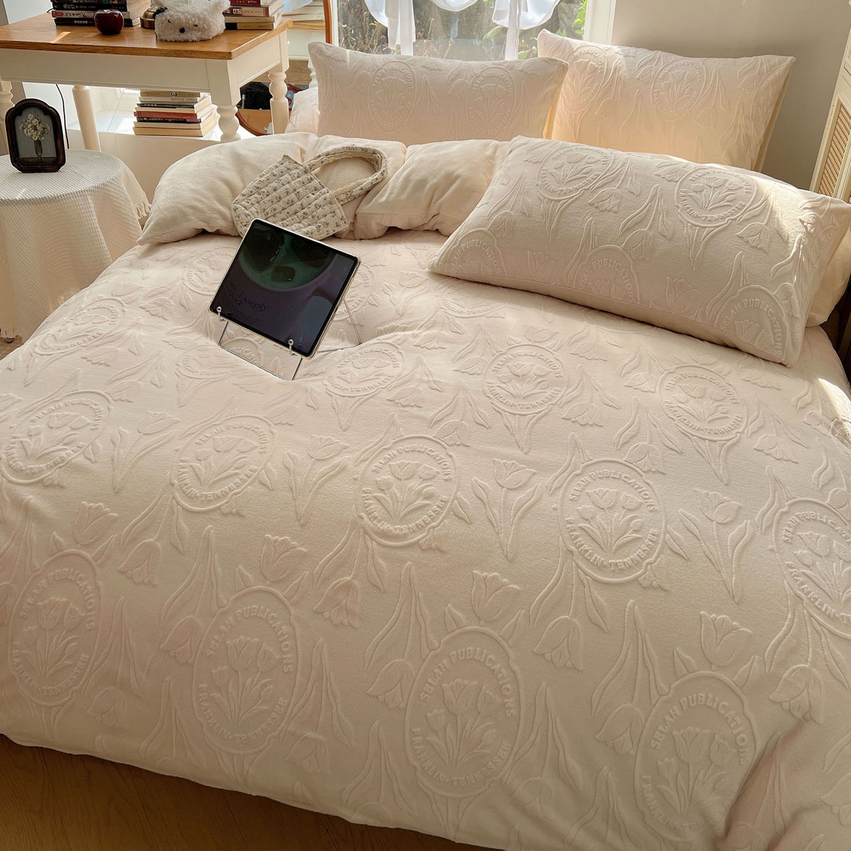 91家纺网 家纺一手货源 找家纺 六巷胡同 2025新款INS博主风郁金香立体A类全消光雕花牛奶绒四件套 郁金香蜜语-白