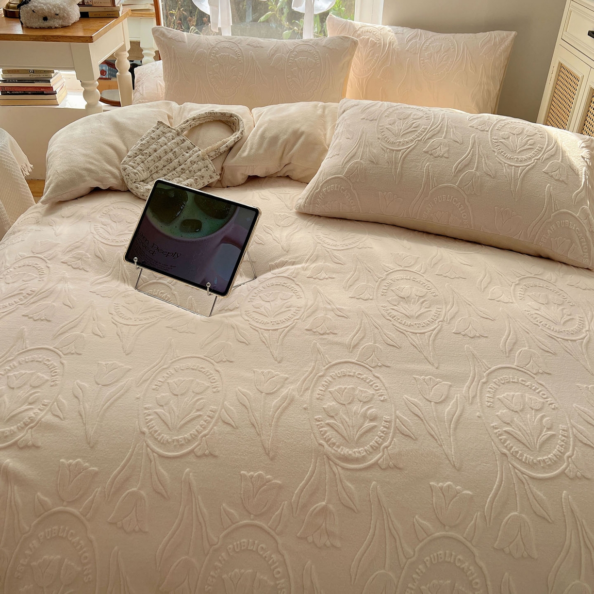 91家纺网 家纺一手货源 找家纺 六巷胡同 2025新款INS博主风郁金香立体A类全消光雕花牛奶绒四件套 郁金香蜜语-白