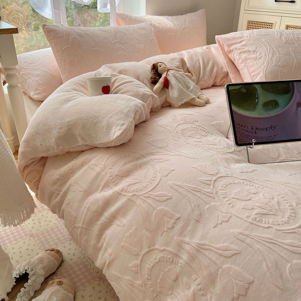 91家纺网 家纺一手货源 找家纺 六巷胡同 2025新款INS博主风郁金香立体A类全消光雕花牛奶绒四件套 郁金香蜜语-粉