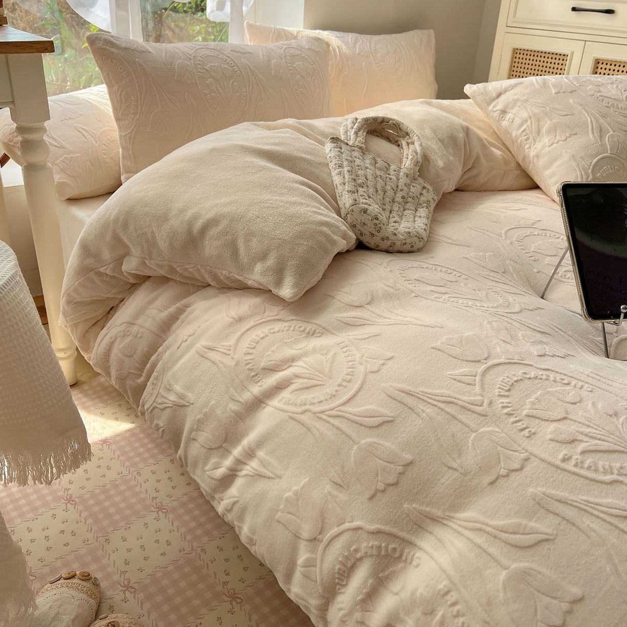 91家纺网 家纺一手货源 找家纺 六巷胡同 2025新款INS博主风郁金香立体A类全消光雕花牛奶绒四件套 郁金香蜜语-白