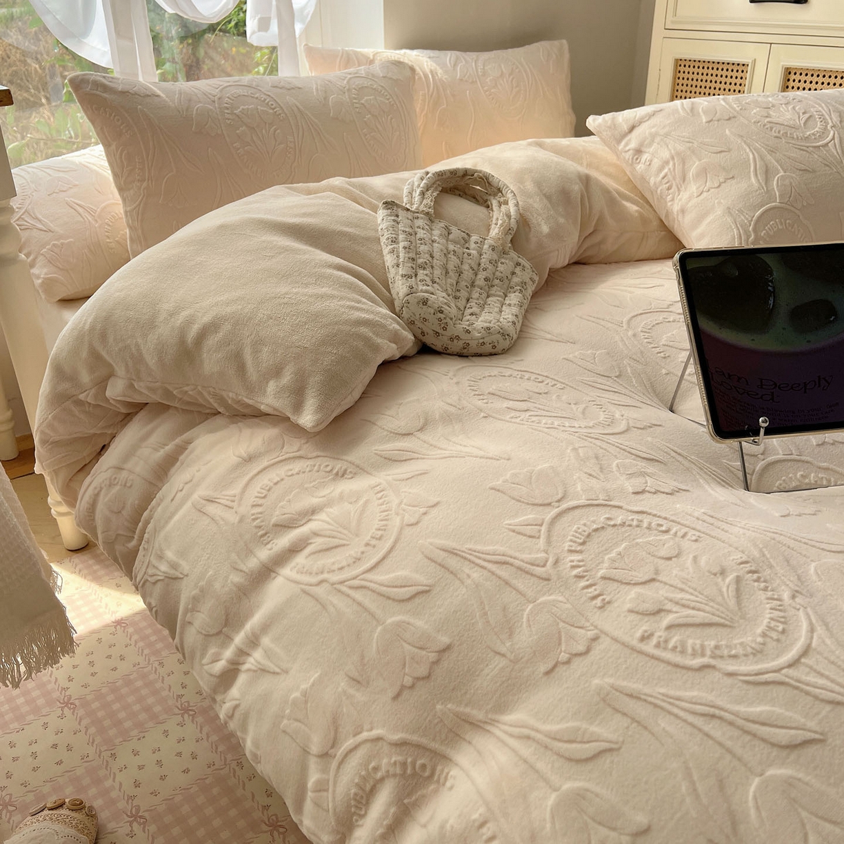 91家纺网 家纺一手货源 找家纺 六巷胡同 2025新款INS博主风郁金香立体A类全消光雕花牛奶绒四件套 郁金香蜜语-白