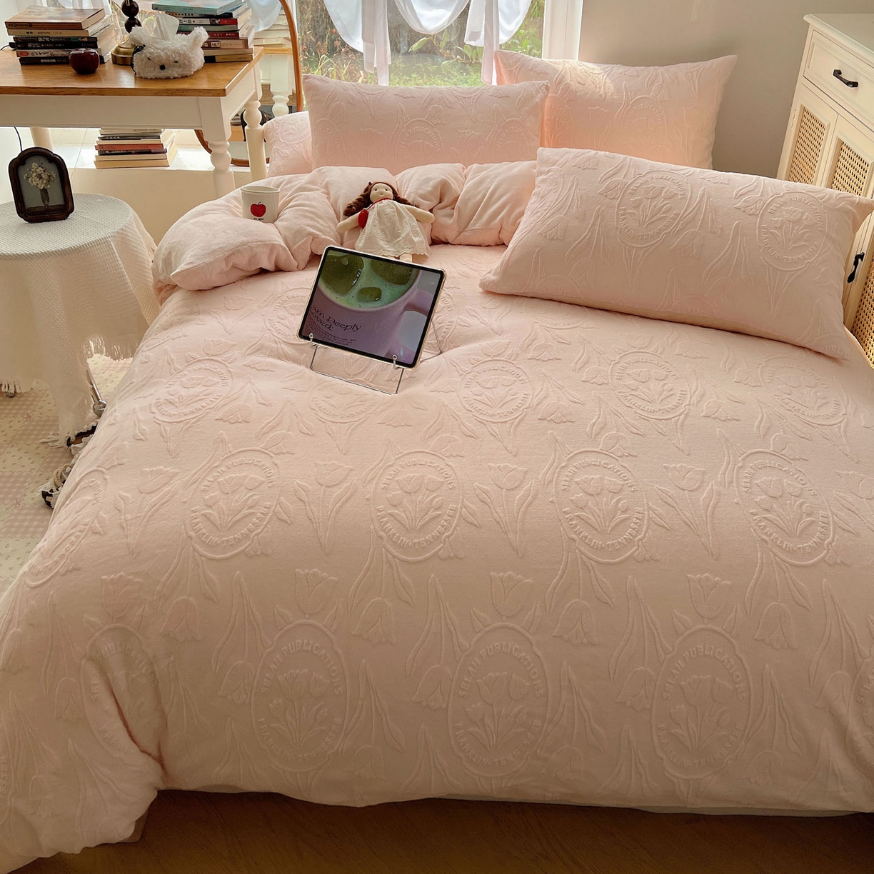 91家纺网 家纺一手货源 找家纺 六巷胡同 2025新款INS博主风郁金香立体A类全消光雕花牛奶绒四件套 郁金香蜜语-粉