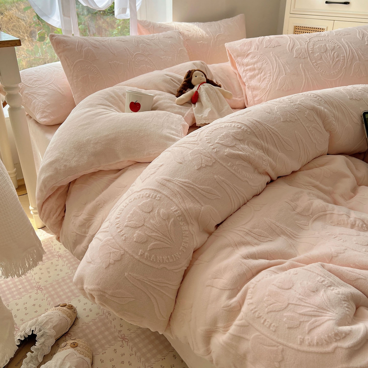 91家纺网 家纺一手货源 找家纺 六巷胡同 2025新款INS博主风郁金香立体A类全消光雕花牛奶绒四件套 郁金香蜜语-粉