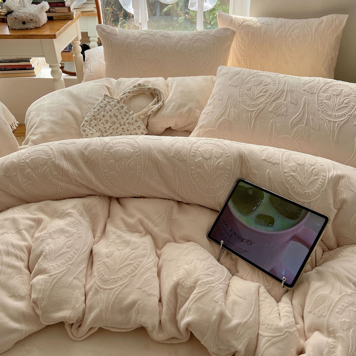 91家纺网 家纺一手货源 找家纺 六巷胡同 2025新款INS博主风郁金香立体A类全消光雕花牛奶绒四件套 郁金香蜜语-白