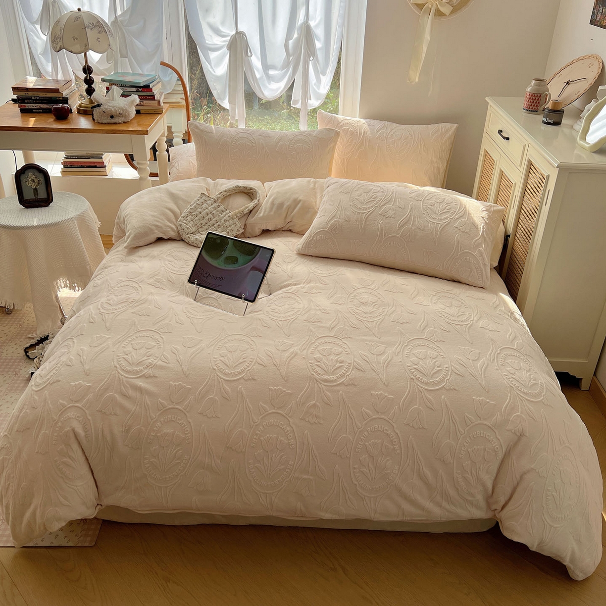 91家纺网 家纺一手货源 找家纺 六巷胡同 2025新款INS博主风郁金香立体A类全消光雕花牛奶绒四件套 郁金香蜜语-白