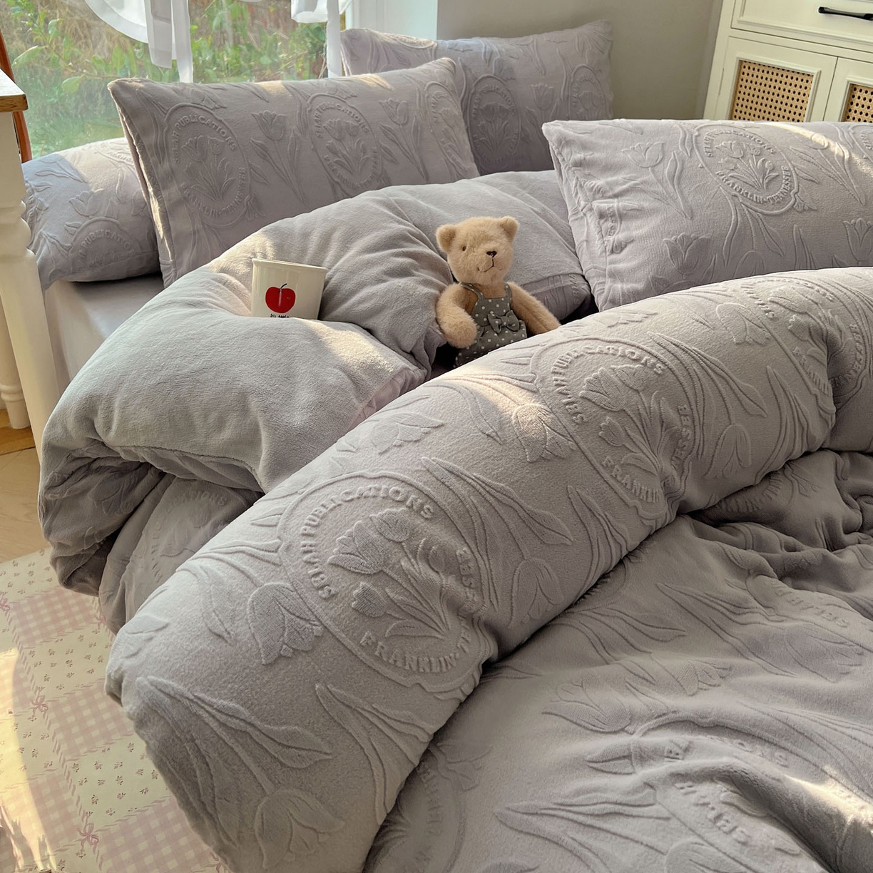 91家纺网 家纺一手货源 找家纺 六巷胡同 2025新款INS博主风郁金香立体A类全消光雕花牛奶绒四件套 郁金香蜜语-紫