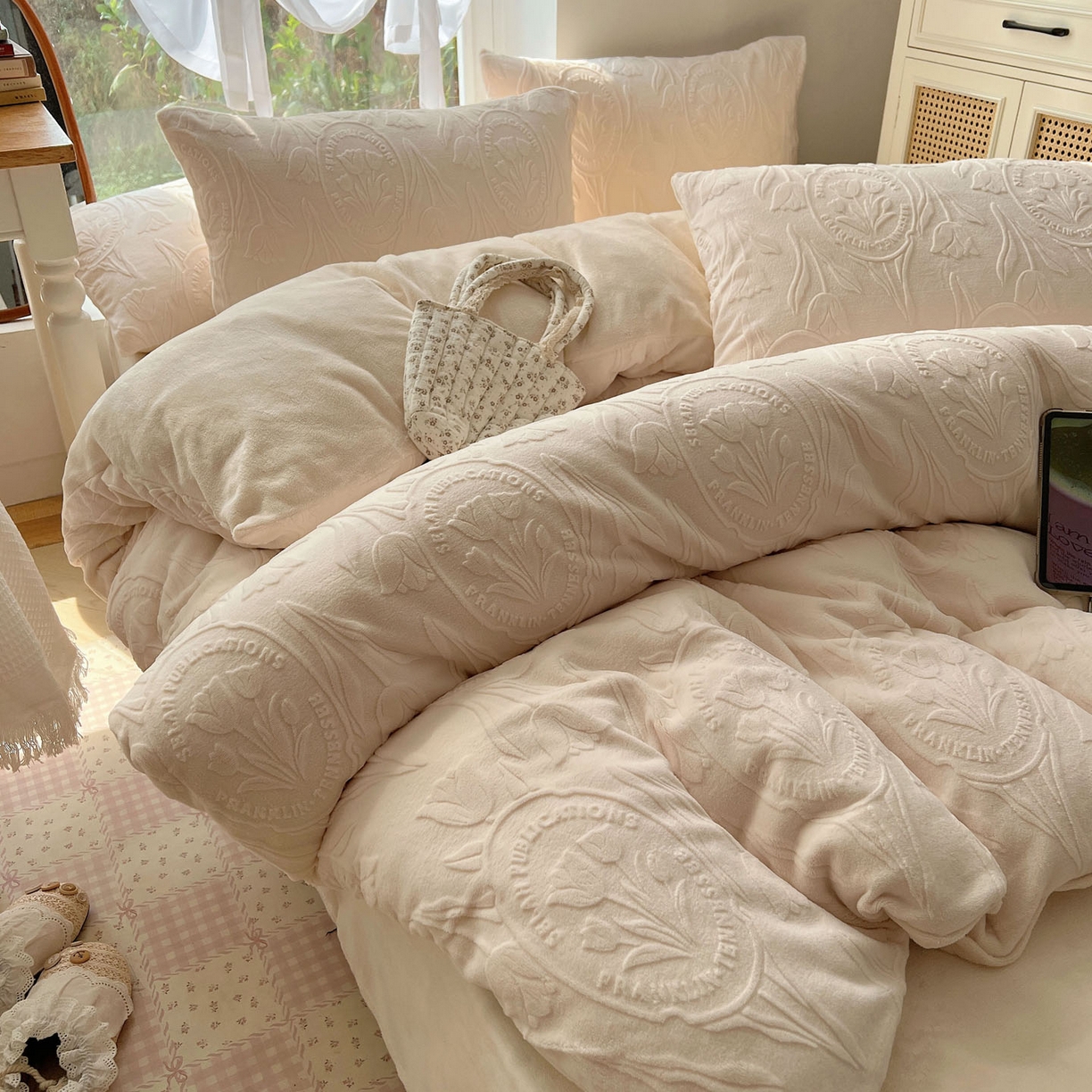 91家纺网 家纺一手货源 找家纺 六巷胡同 2025新款INS博主风郁金香立体A类全消光雕花牛奶绒四件套 郁金香蜜语-白