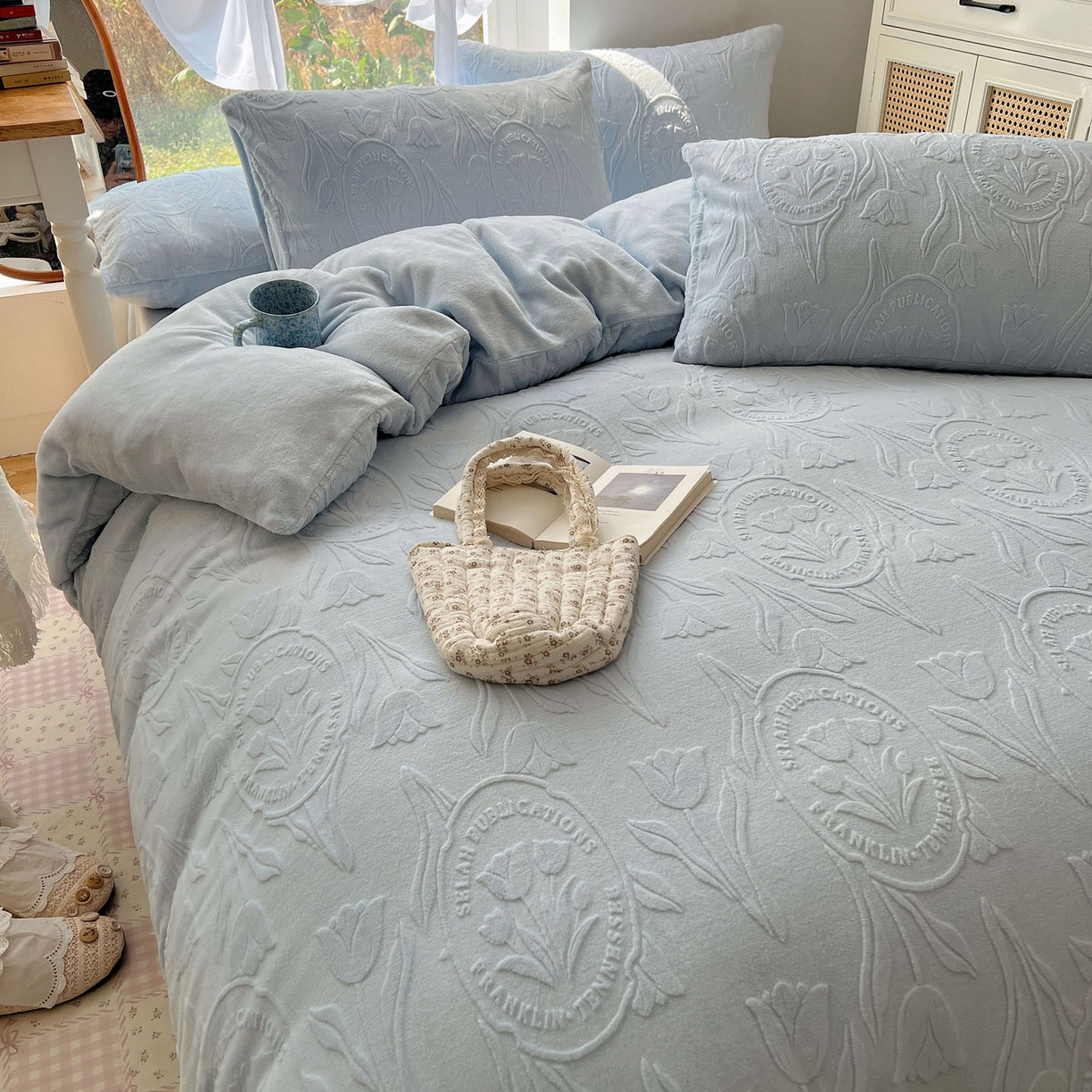 91家纺网 家纺一手货源 找家纺 六巷胡同 2025新款INS博主风郁金香立体A类全消光雕花牛奶绒四件套 郁金香蜜语-蓝