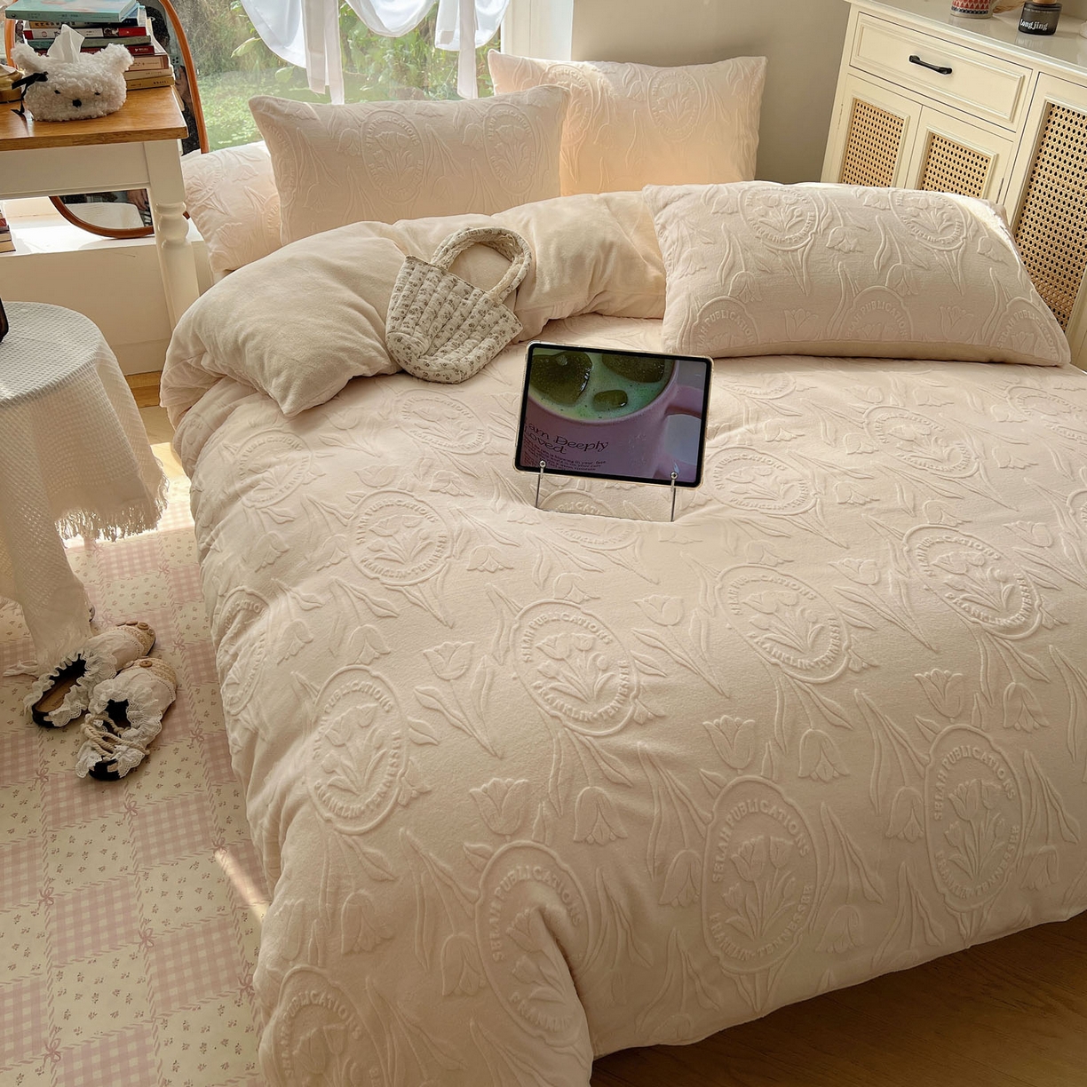 91家纺网 家纺一手货源 找家纺 六巷胡同 2025新款INS博主风郁金香立体A类全消光雕花牛奶绒四件套 郁金香蜜语-白