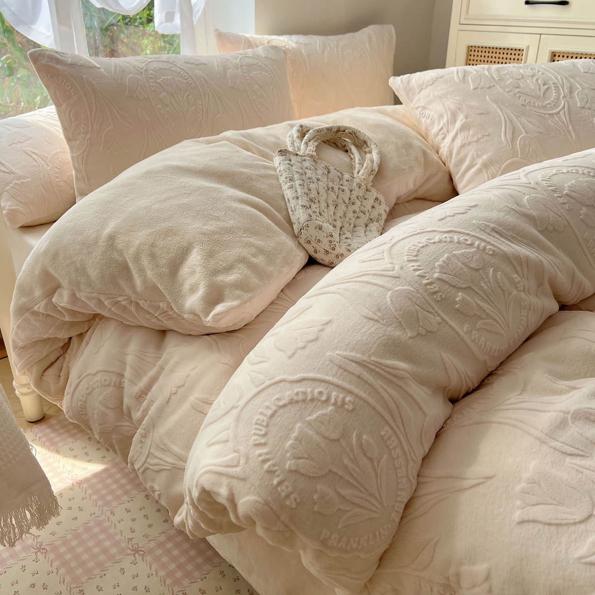 91家纺网 家纺一手货源 找家纺 六巷胡同 2025新款INS博主风郁金香立体A类全消光雕花牛奶绒四件套 郁金香蜜语-白