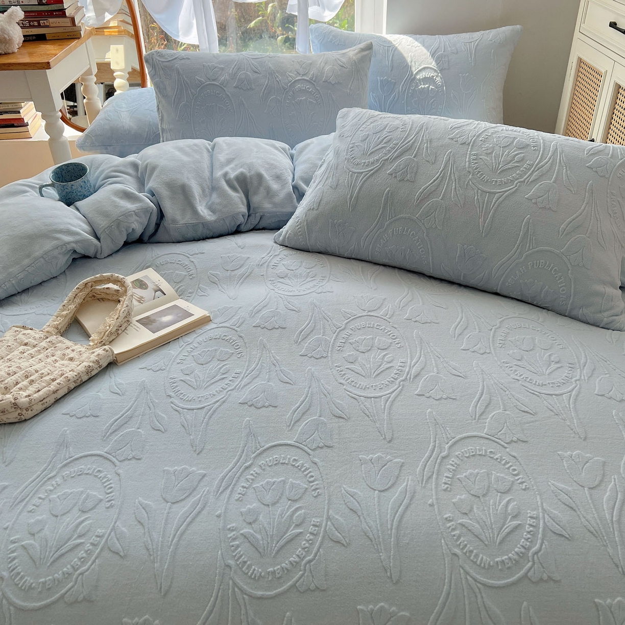 91家纺网 家纺一手货源 找家纺 六巷胡同 2025新款INS博主风郁金香立体A类全消光雕花牛奶绒四件套 郁金香蜜语-蓝