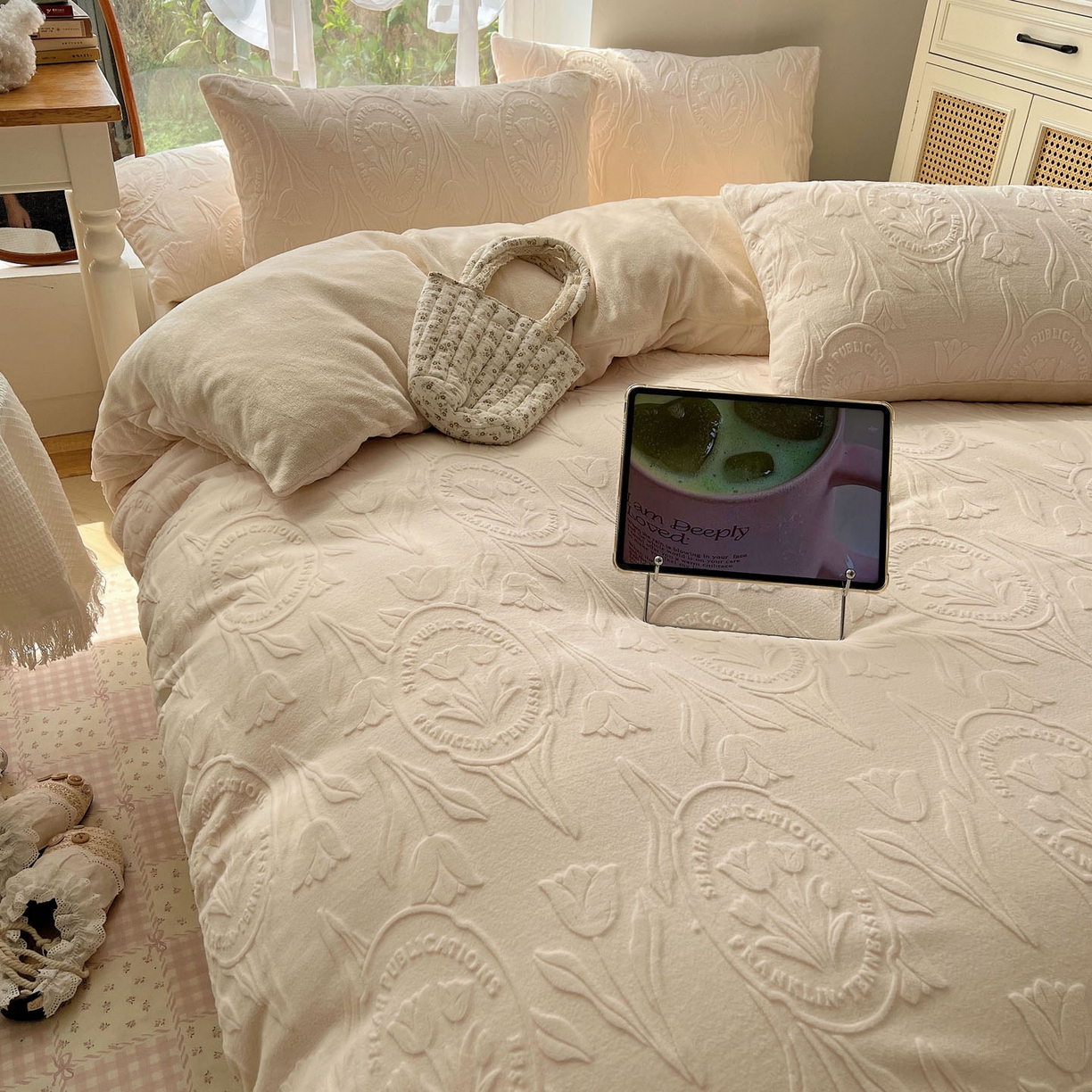 91家纺网 家纺一手货源 找家纺 六巷胡同 2025新款INS博主风郁金香立体A类全消光雕花牛奶绒四件套 郁金香蜜语-白