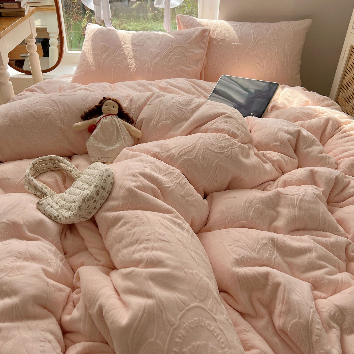 91家纺网 家纺一手货源 找家纺 六巷胡同 2025新款INS博主风郁金香立体A类全消光雕花牛奶绒四件套 郁金香蜜语-粉