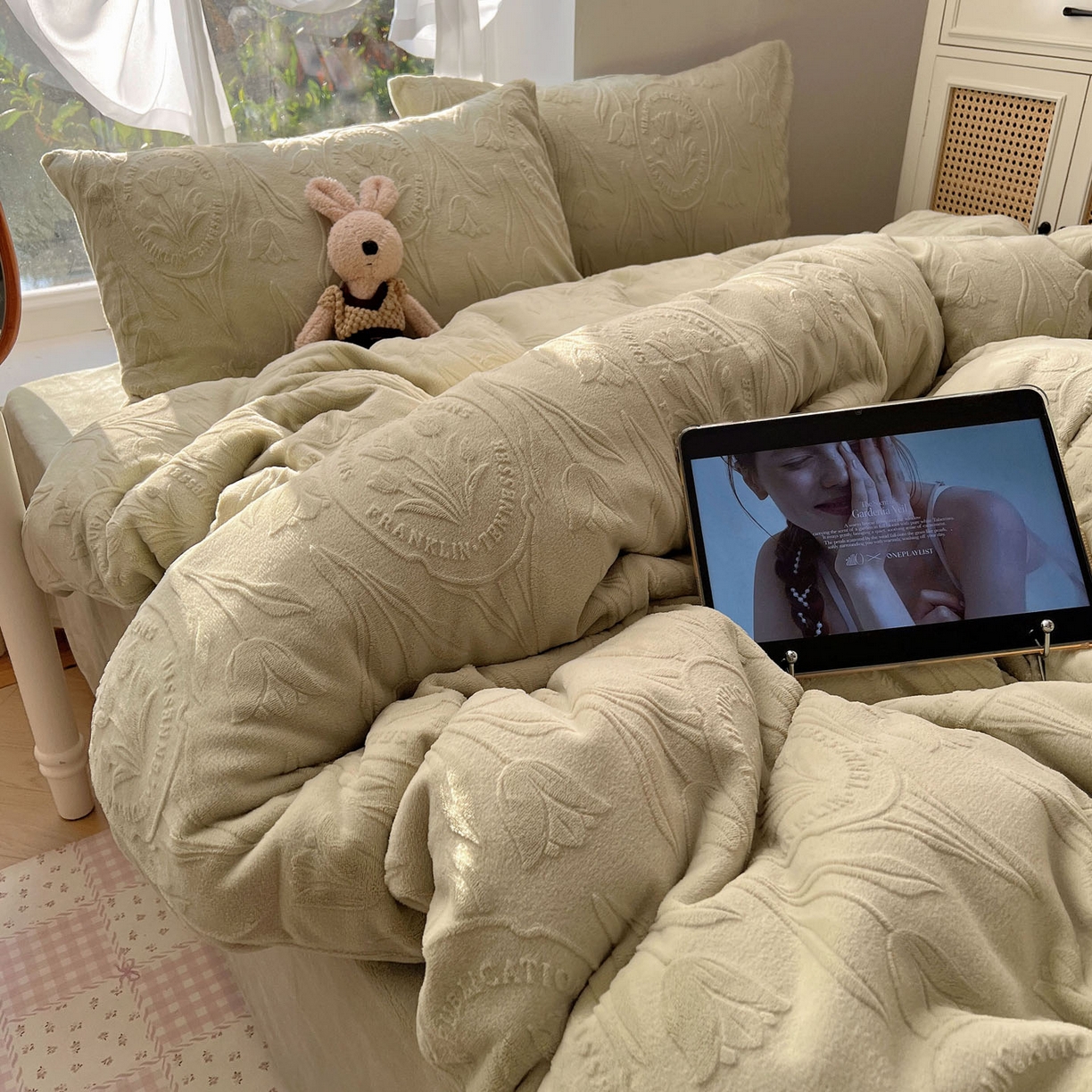 91家纺网 家纺一手货源 找家纺 （总）六巷胡同 2025新款INS博主风郁金香立体A类全消光雕花牛奶绒四件套