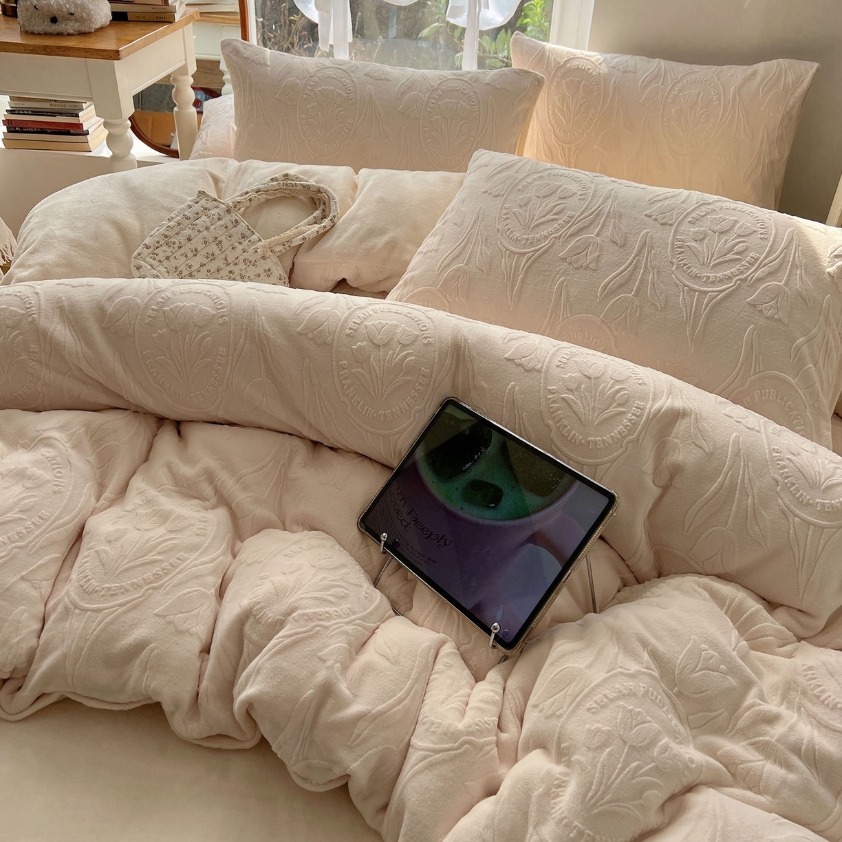 91家纺网 家纺一手货源 找家纺 六巷胡同 2025新款INS博主风郁金香立体A类全消光雕花牛奶绒四件套 郁金香蜜语-白