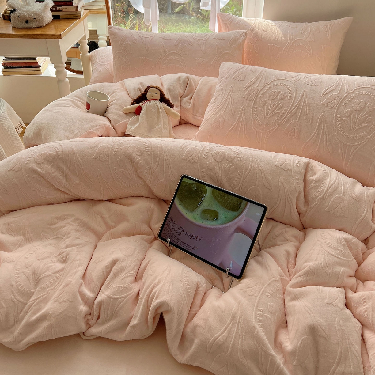 91家纺网 家纺一手货源 找家纺 六巷胡同 2025新款INS博主风郁金香立体A类全消光雕花牛奶绒四件套 郁金香蜜语-粉