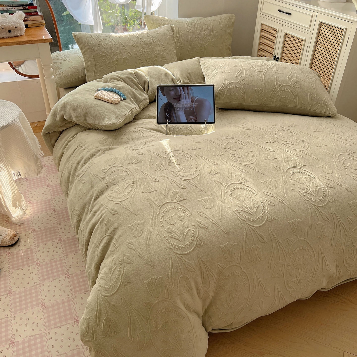 91家纺网 家纺一手货源 找家纺 六巷胡同 2025新款INS博主风郁金香立体A类全消光雕花牛奶绒四件套 郁金香蜜语-绿