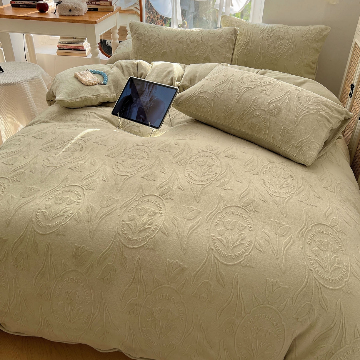 91家纺网 家纺一手货源 找家纺 六巷胡同 2025新款INS博主风郁金香立体A类全消光雕花牛奶绒四件套 郁金香蜜语-绿