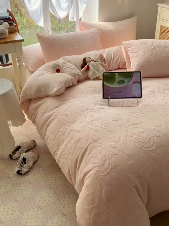 91家纺网 家纺一手货源 找家纺 六巷胡同 2025新款INS博主风郁金香立体A类全消光雕花牛奶绒四件套 郁金香蜜语-粉