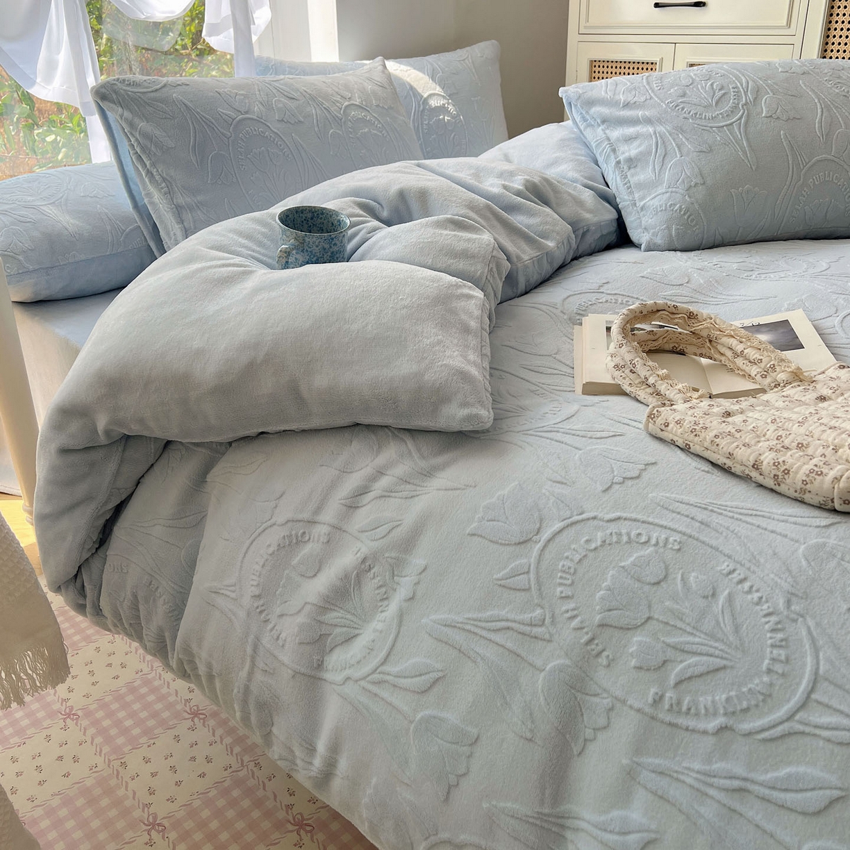 91家纺网 家纺一手货源 找家纺 六巷胡同 2025新款INS博主风郁金香立体A类全消光雕花牛奶绒四件套 郁金香蜜语-蓝