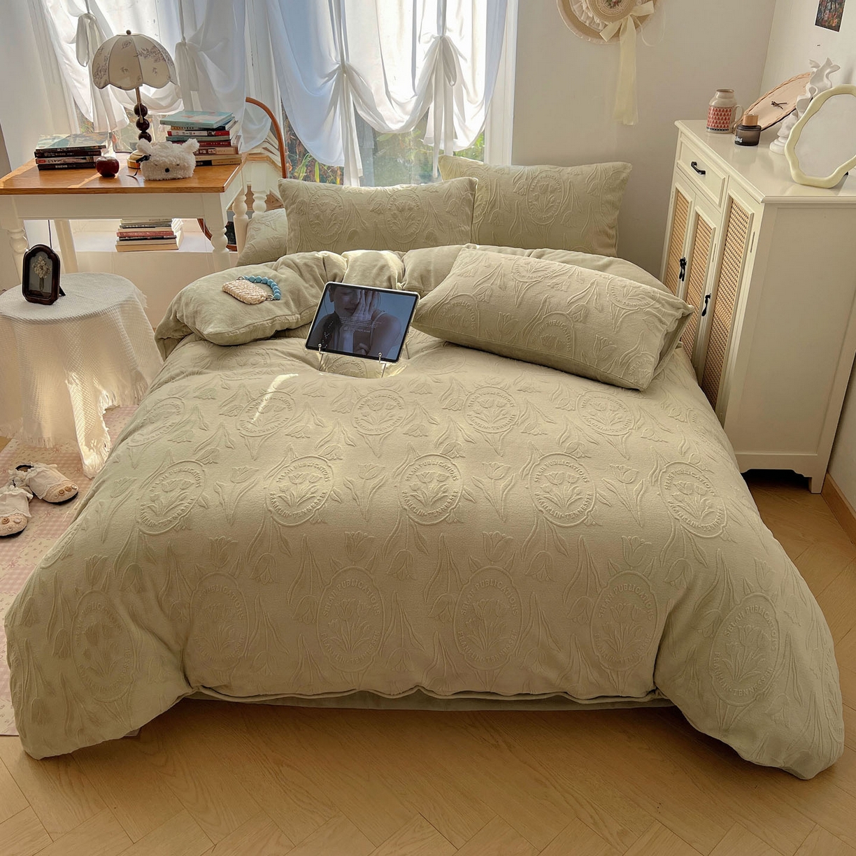 91家纺网 家纺一手货源 找家纺 六巷胡同 2025新款INS博主风郁金香立体A类全消光雕花牛奶绒四件套 郁金香蜜语-绿