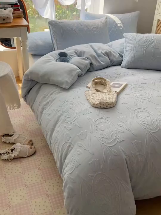 91家纺网 家纺一手货源 找家纺 六巷胡同 2025新款INS博主风郁金香立体A类全消光雕花牛奶绒四件套 郁金香蜜语-蓝