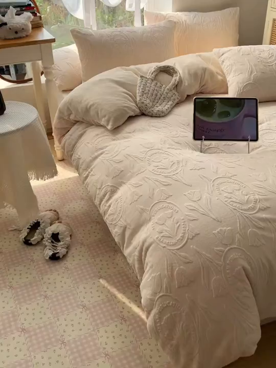 91家纺网 家纺一手货源 找家纺 六巷胡同 2025新款INS博主风郁金香立体A类全消光雕花牛奶绒四件套 郁金香蜜语-白