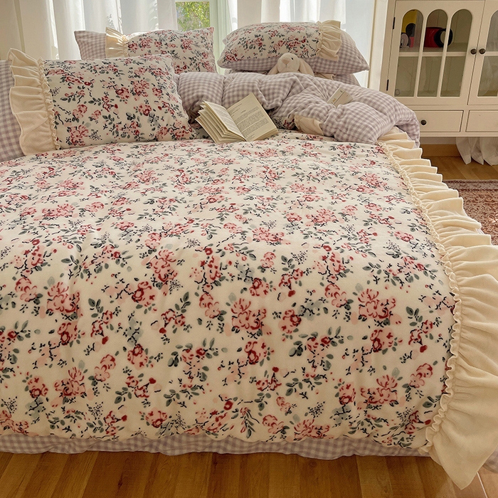 91家纺网 家纺一手货源 找家纺 瑞莱 （持续上新）2025冬季新款拼接款花边牛奶绒四件套 雪中梅