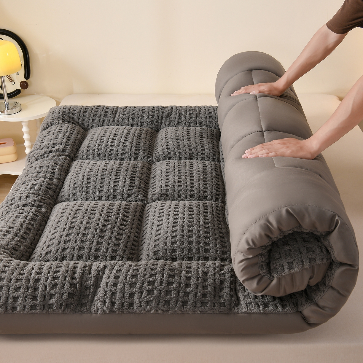 91家纺网 家纺一手货源 找家纺 预言家纺 2025新款A类舒棉绒牛奶绒羽丝绒床垫褥子多功能软垫垫子 深灰