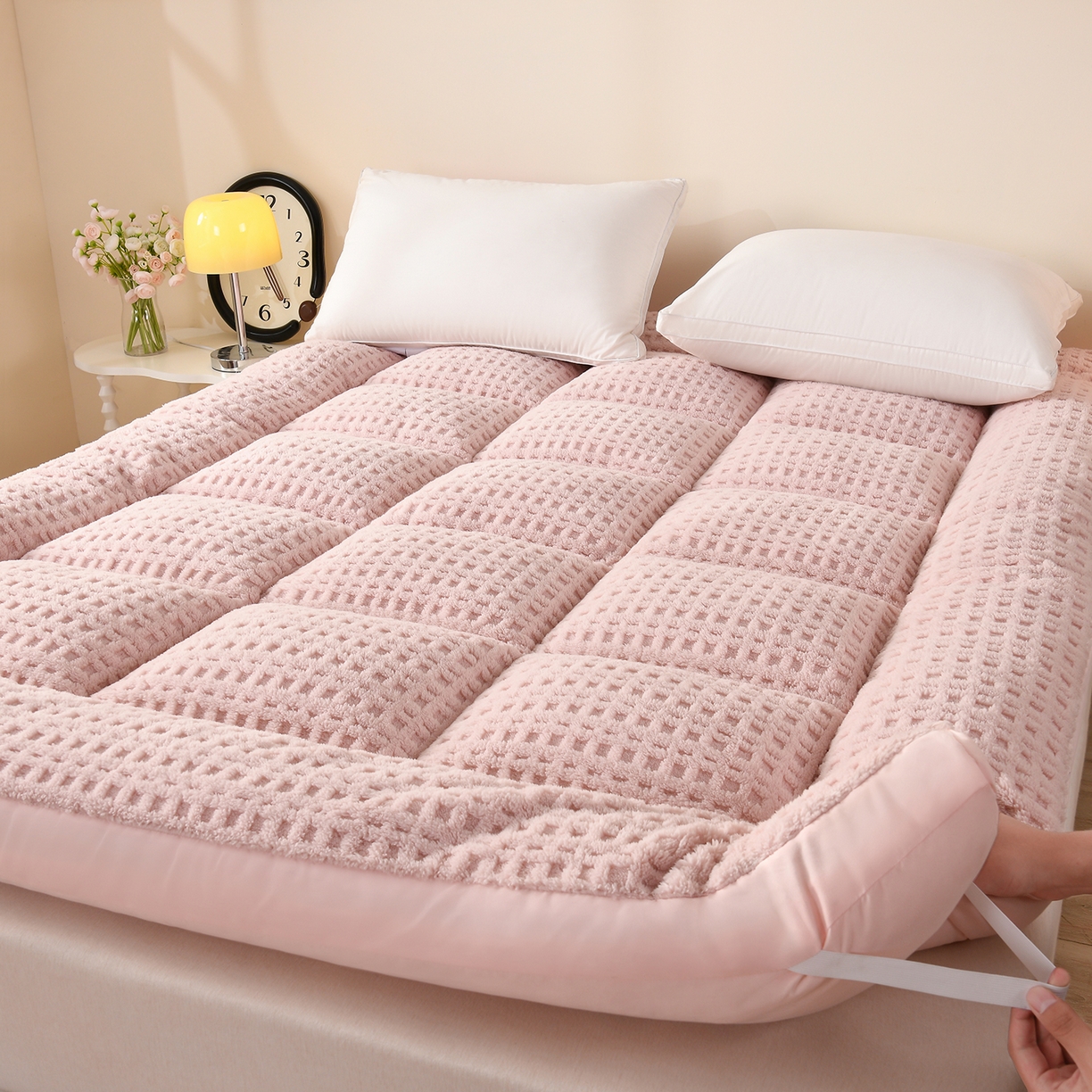 91家纺网 家纺一手货源 找家纺 预言家纺 2025新款A类舒棉绒牛奶绒羽丝绒床垫褥子多功能软垫垫子 浅粉