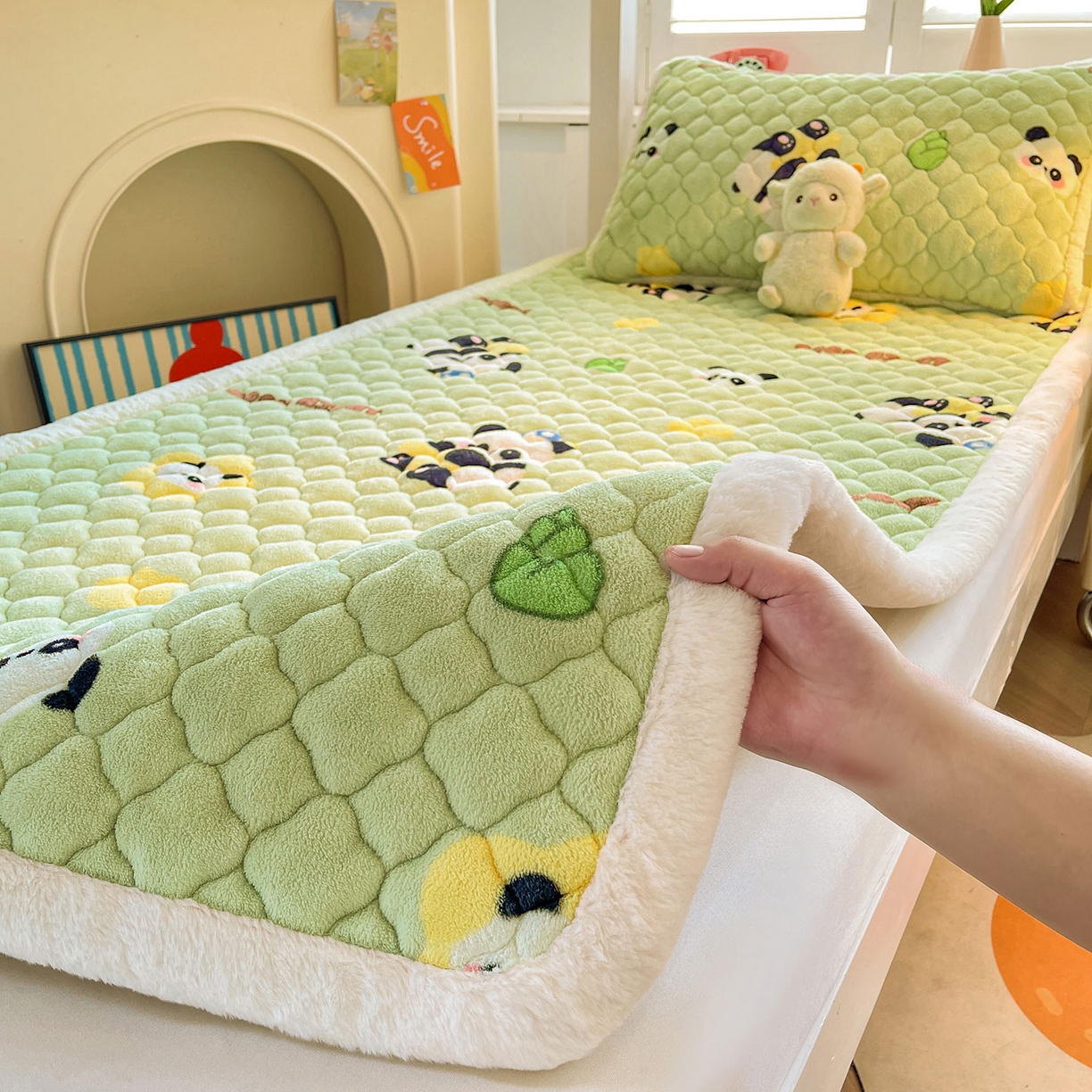91家纺网 家纺一手货源 找家纺 喜居 2025新款加厚印花牛奶绒夹棉床垫床褥垫褥子床护垫 晚安熊猫