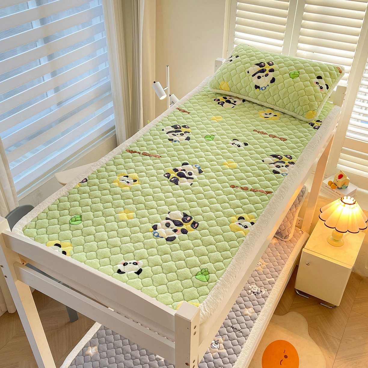 91家纺网 家纺一手货源 找家纺 喜居 2025新款加厚印花牛奶绒夹棉床垫床褥垫褥子床护垫 晚安熊猫