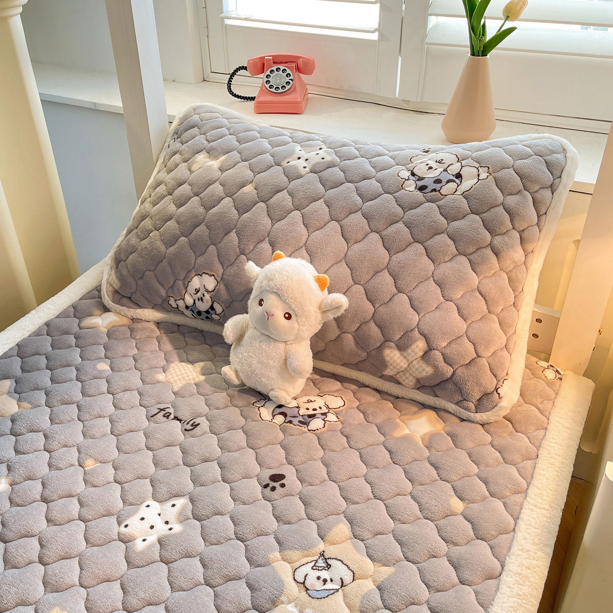 91家纺网 家纺一手货源 找家纺 喜居 2025新款加厚印花牛奶绒夹棉床垫床褥垫褥子床护垫 星际萌宠