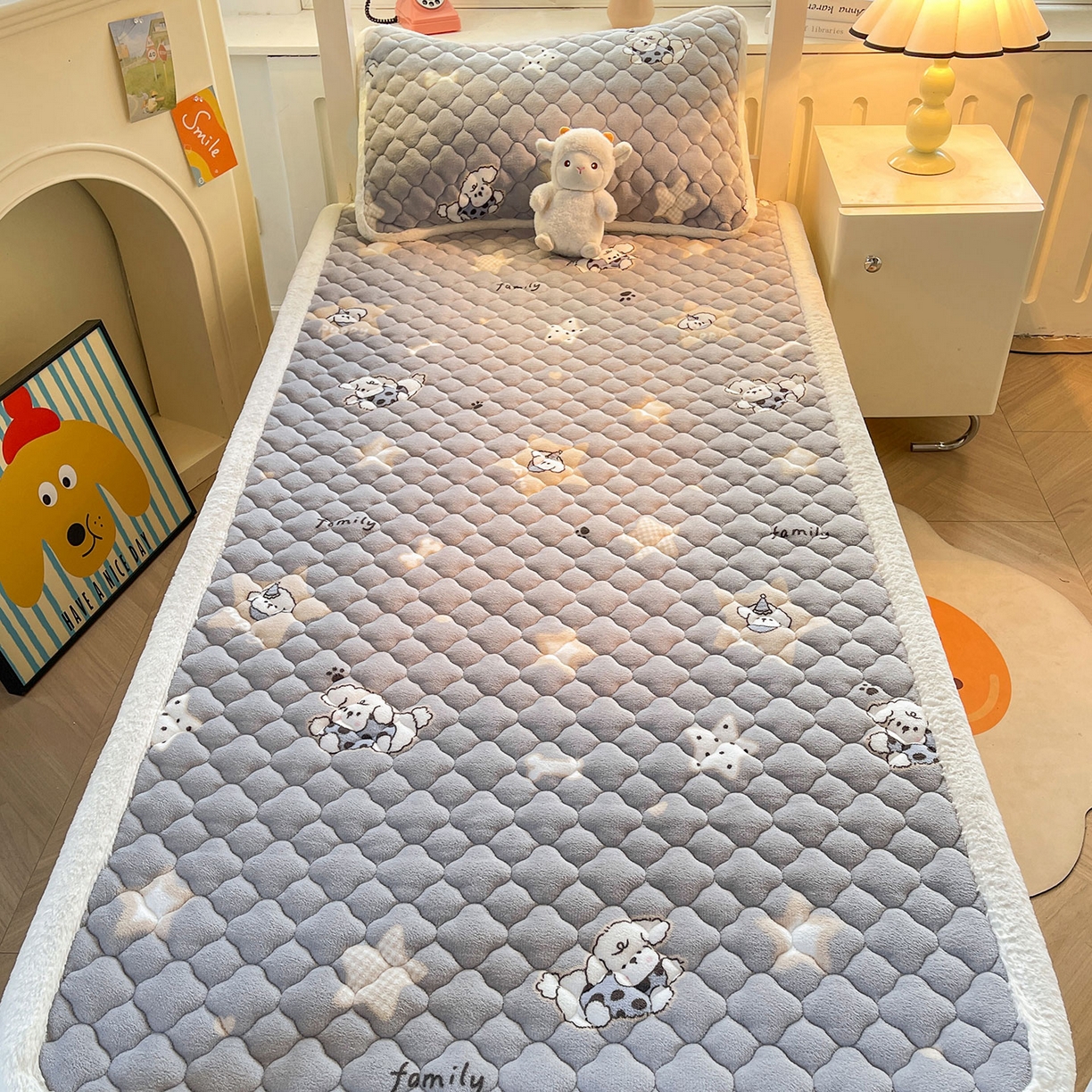 91家纺网 家纺一手货源 找家纺 喜居 2025新款加厚印花牛奶绒夹棉床垫床褥垫褥子床护垫 星际萌宠