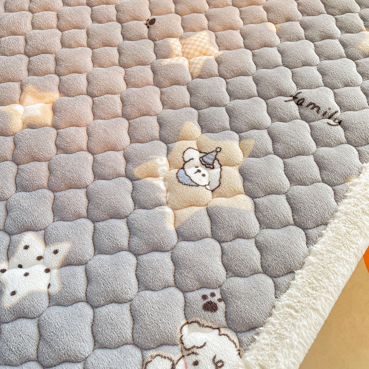 91家纺网 家纺一手货源 找家纺 喜居 2025新款加厚印花牛奶绒夹棉床垫床褥垫褥子床护垫 星际萌宠