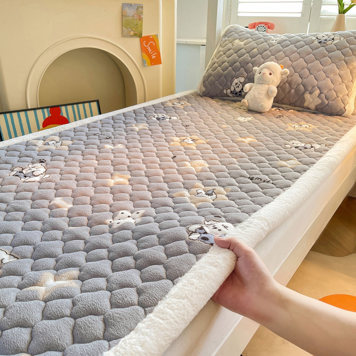 91家纺网 家纺一手货源 找家纺 喜居 2025新款加厚印花牛奶绒夹棉床垫床褥垫褥子床护垫 星际萌宠