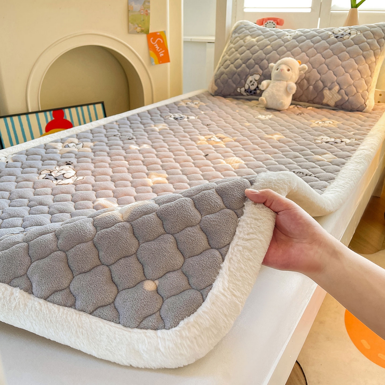 91家纺网 家纺一手货源 找家纺 喜居 2025新款加厚印花牛奶绒夹棉床垫床褥垫褥子床护垫 星际萌宠