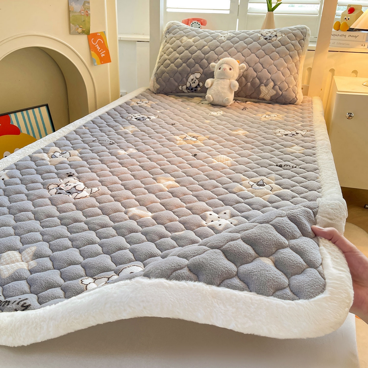 91家纺网 家纺一手货源 找家纺 喜居 2025新款加厚印花牛奶绒夹棉床垫床褥垫褥子床护垫 星际萌宠