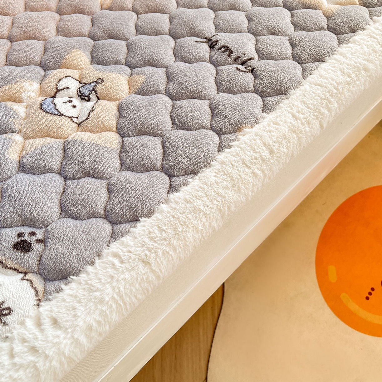 91家纺网 家纺一手货源 找家纺 喜居 2025新款加厚印花牛奶绒夹棉床垫床褥垫褥子床护垫 星际萌宠