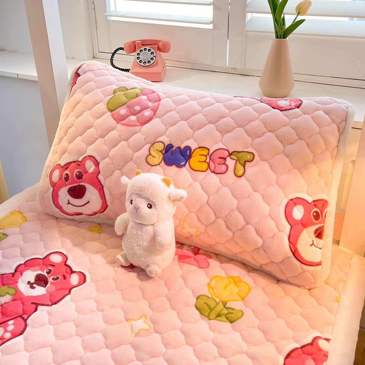 91家纺网 家纺一手货源 找家纺 喜居 2025新款加厚印花牛奶绒夹棉床垫床褥垫褥子床护垫 草莓小熊