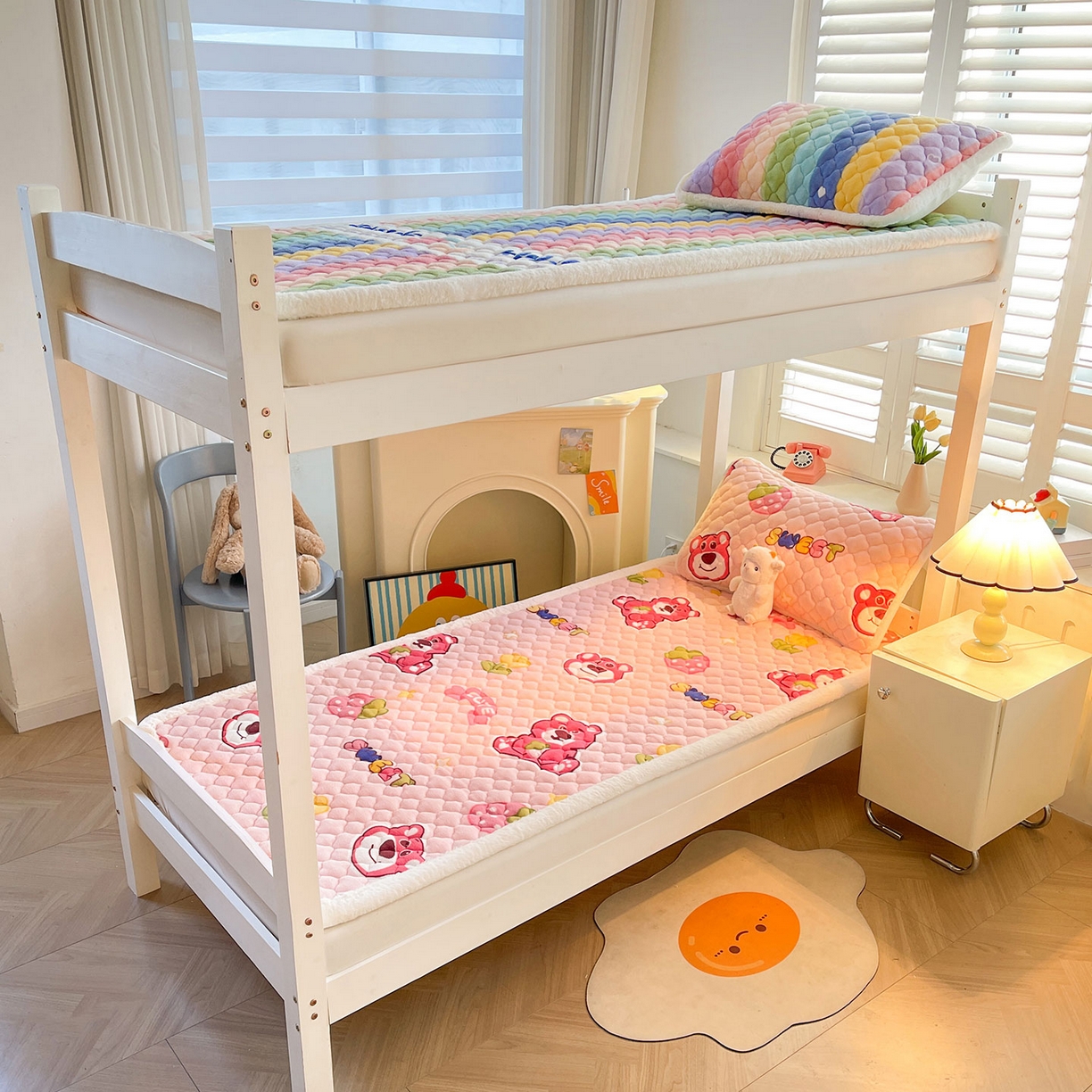 91家纺网 家纺一手货源 找家纺 喜居 2025新款加厚印花牛奶绒夹棉床垫床褥垫褥子床护垫 草莓小熊