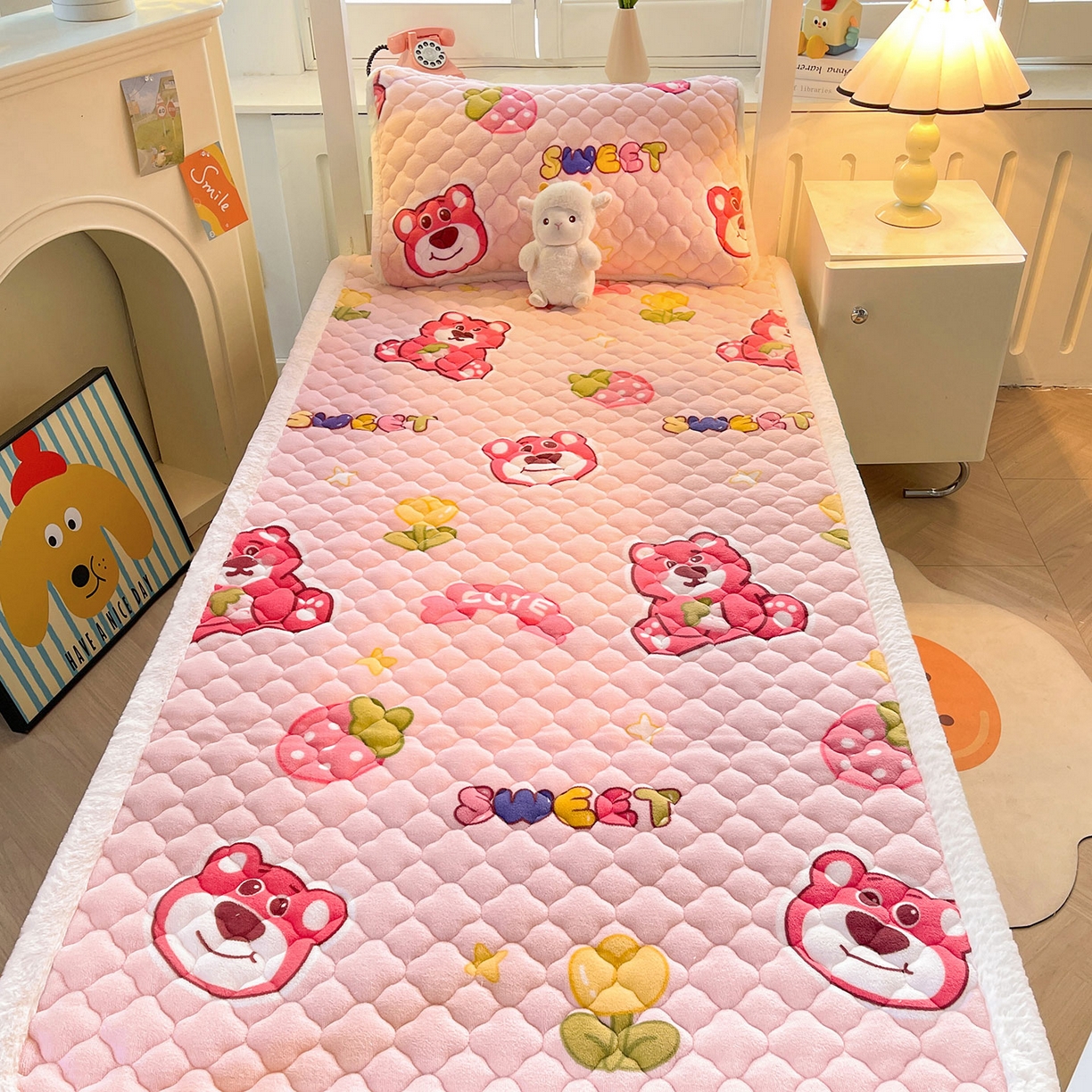 91家纺网 家纺一手货源 找家纺 喜居 2025新款加厚印花牛奶绒夹棉床垫床褥垫褥子床护垫 草莓小熊