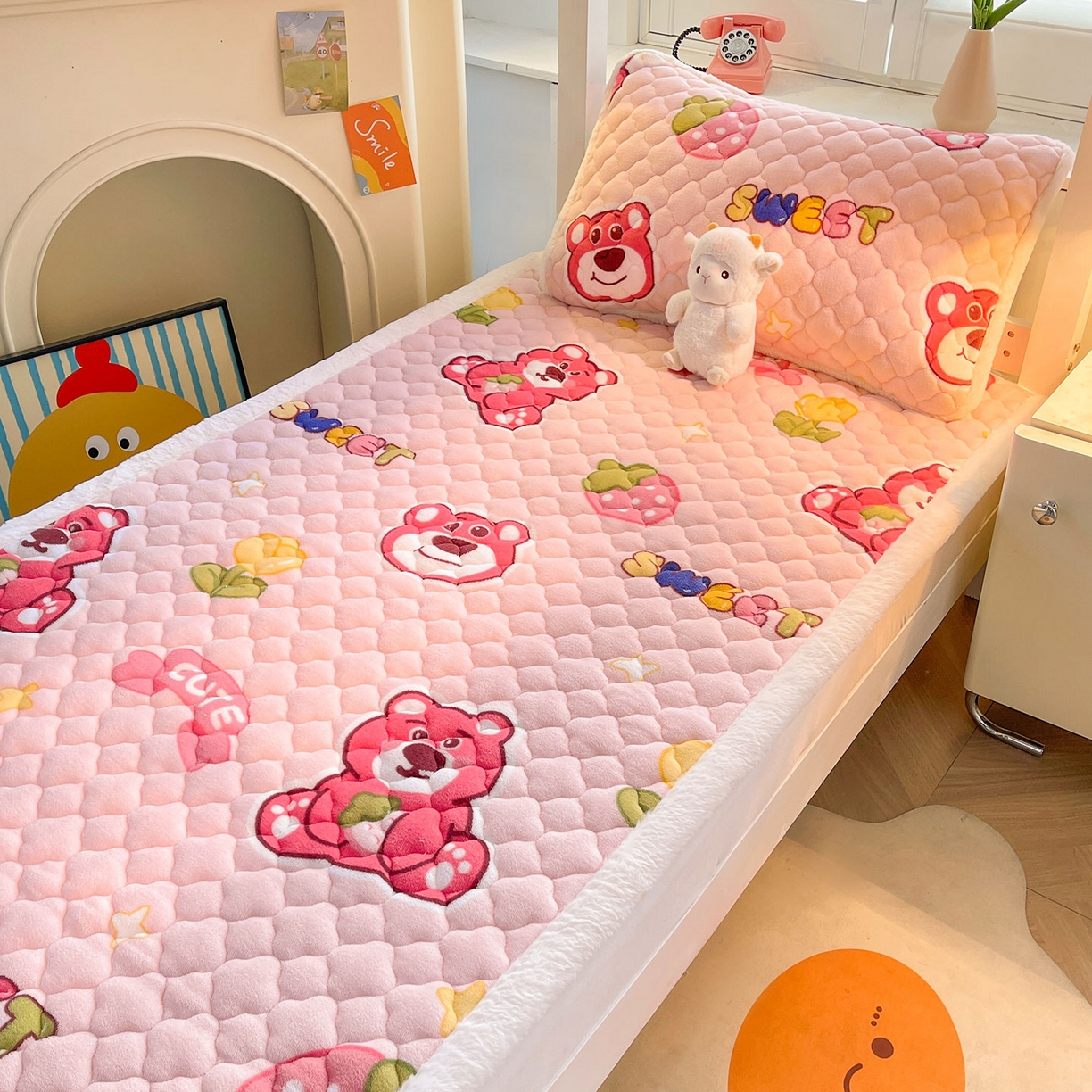 91家纺网 家纺一手货源 找家纺 喜居 2025新款加厚印花牛奶绒夹棉床垫床褥垫褥子床护垫 草莓小熊